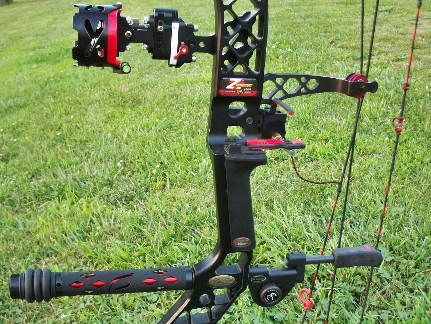 Mathews Z7 Magnum 6070 Bow Loaded RH { BLACKED OUT} MINTY